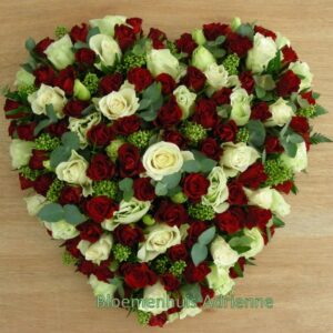 Rouwhart met witte en rode rozen