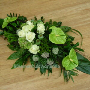 Rouwstuk witte rozen en groene Anthuriums