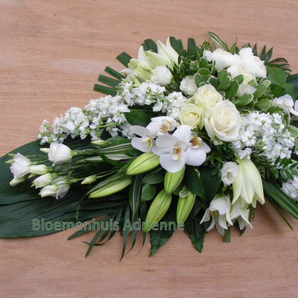 Rouwstuk met witte orchidee, witte rozen, witte lelies