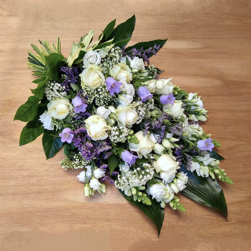 rouwboeket wit paars met witte rozen, bezorging regio Bergen op Zoom en Roosendaal door Bloemenhuis Adrienne