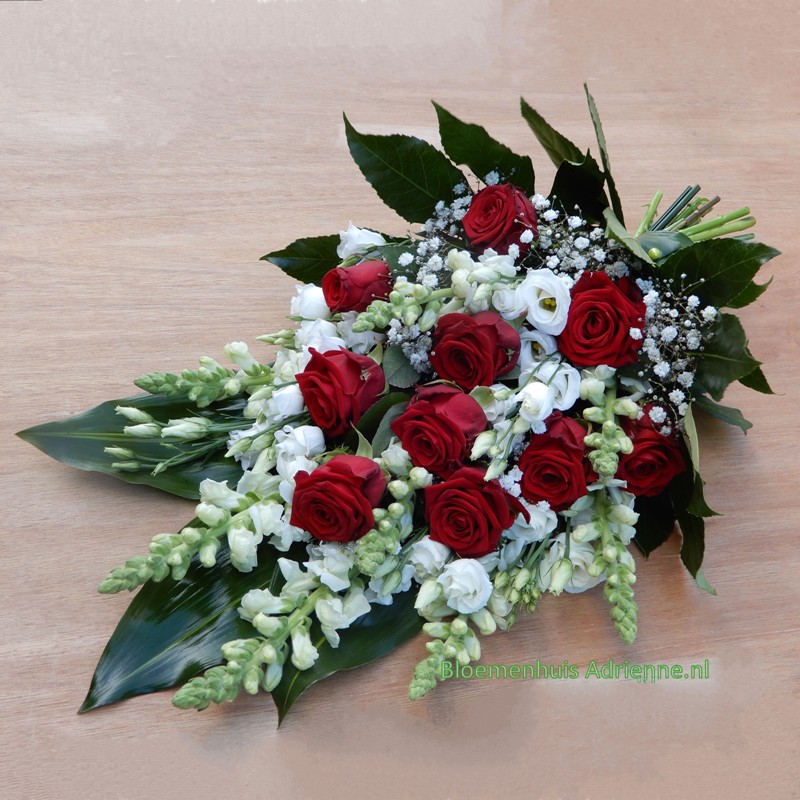 rouwboeket met rode rozen en witte lysianthus, bezorging regio Bergen op Zoom en Roosendaal door Bloemenhuis Adrienne