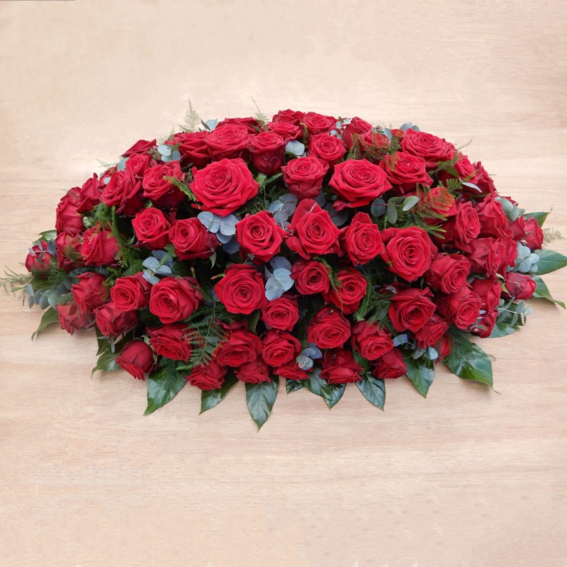 Ovaalvorming rouwstuk met rode rozen bestellen en bezorgen in Bergen op Zoom, Roosendaal, Hoogerheide door Bloemenhuis Adrienne