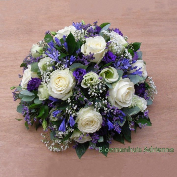 Rouwstuk wit paars met witte rozen en paarse Lysianthus