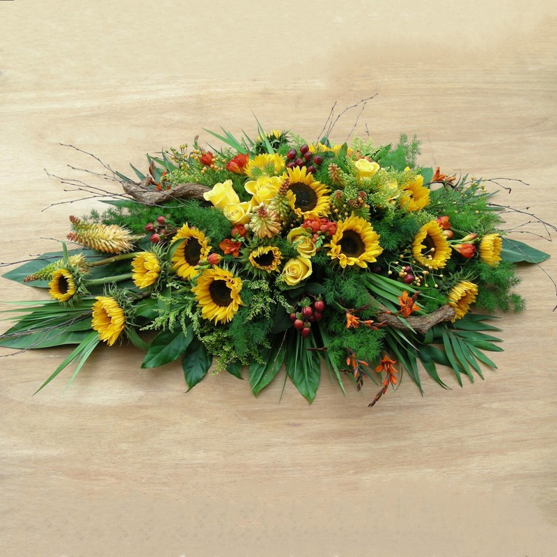 Rouwstuk met zonnebloemen bezorgen Bergen op Zoom, Hoogerheide en Roosendaal door Bloemenhuis Adrienne