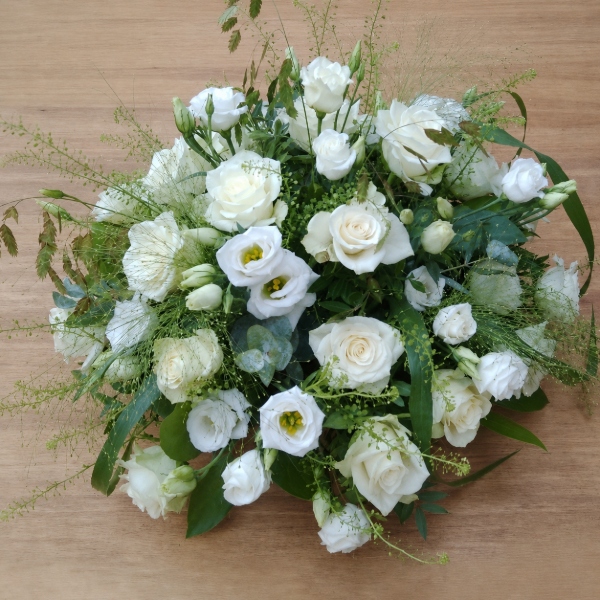 Rouwstuk wit rond met witte rozen